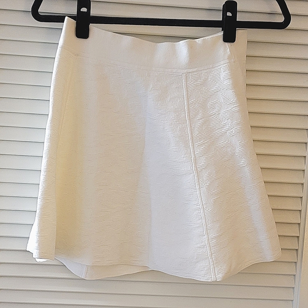 Theory - Short White Skirt With Raised Pattern
